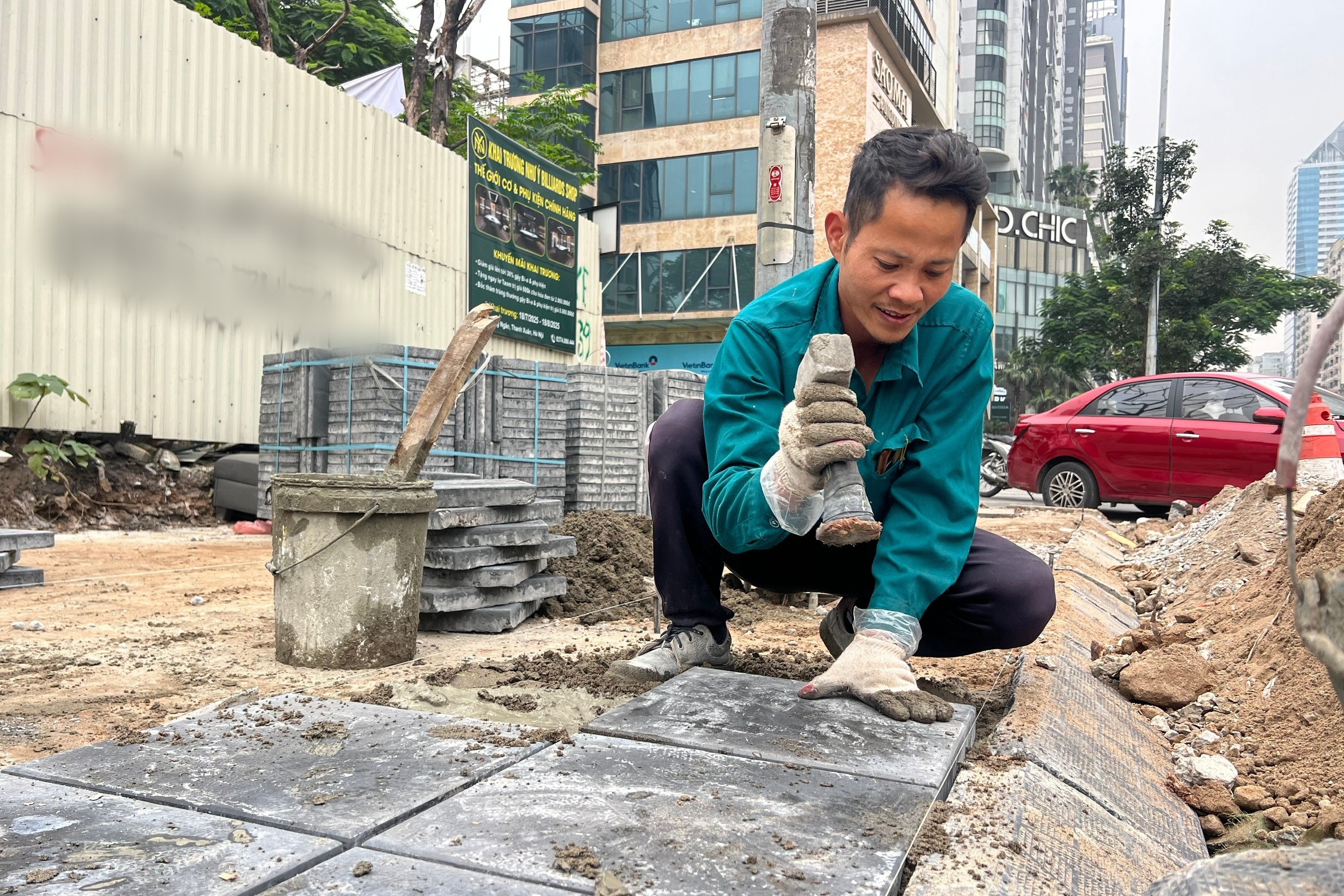 Hà Nội chặt hạ cây xanh, 'xén' vỉa hè để giảm ùn tắc - Ảnh 9.