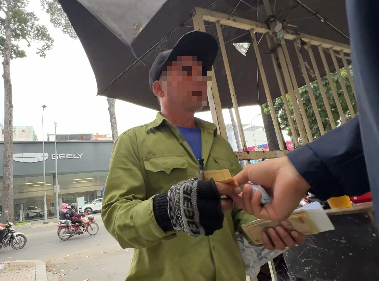 TP . HCM Tái diễn tình trạng chiếm dụng vỉa hè và thu phí giữ xe cao - Ảnh 4.