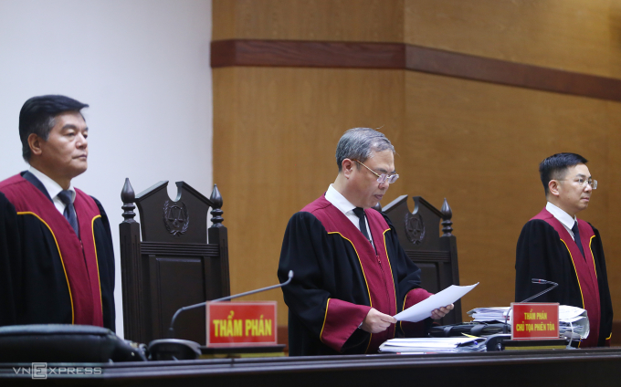 HĐXX công bố bản án. Ảnh: Phạm Dự