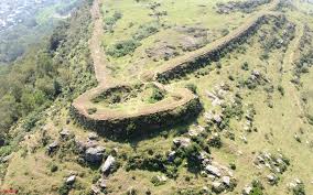 Ngọn núi ở Nghệ An cao chỉ hơn 100m, du khách nhận xét cảnh như nước ngoài, trên đỉnh có di tích đặc biệt- Ảnh 3.