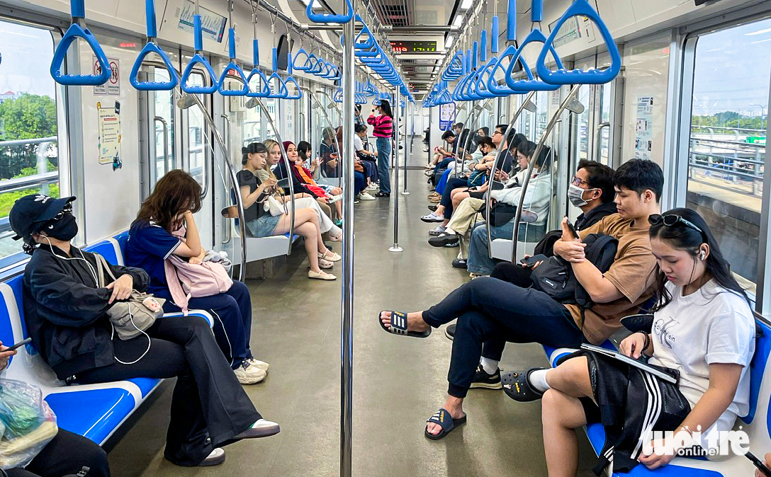 Nhìn lại 1 năm vận hành metro số 1: Những chuyến tàu đã đi vào đời sống TP.HCM - Ảnh 8.