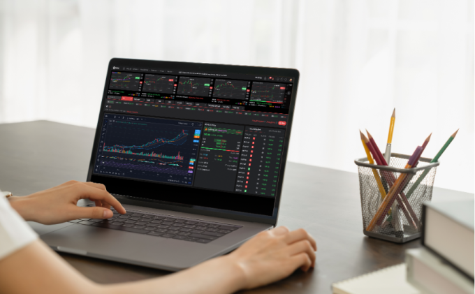 Nhà đầu tư theo dõi bảng điện chứng khoán trên ứng dụng Entrade. Ảnh: Minh Ngọc