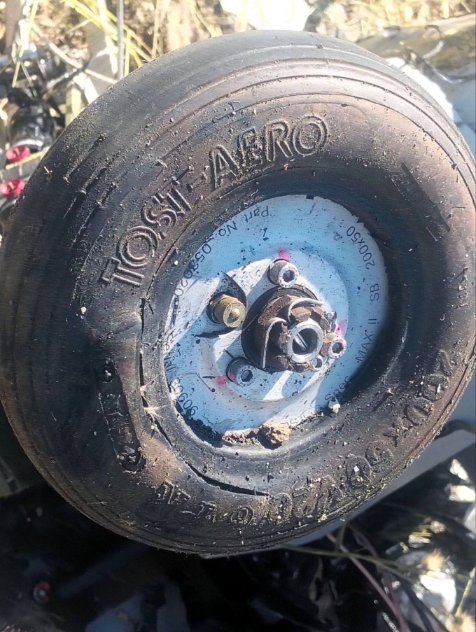 Bánh cao su của chiếc UAV mà Campuchia tuyên bố bắn rơi ngày 21/12. Ảnh: KhmerTimes