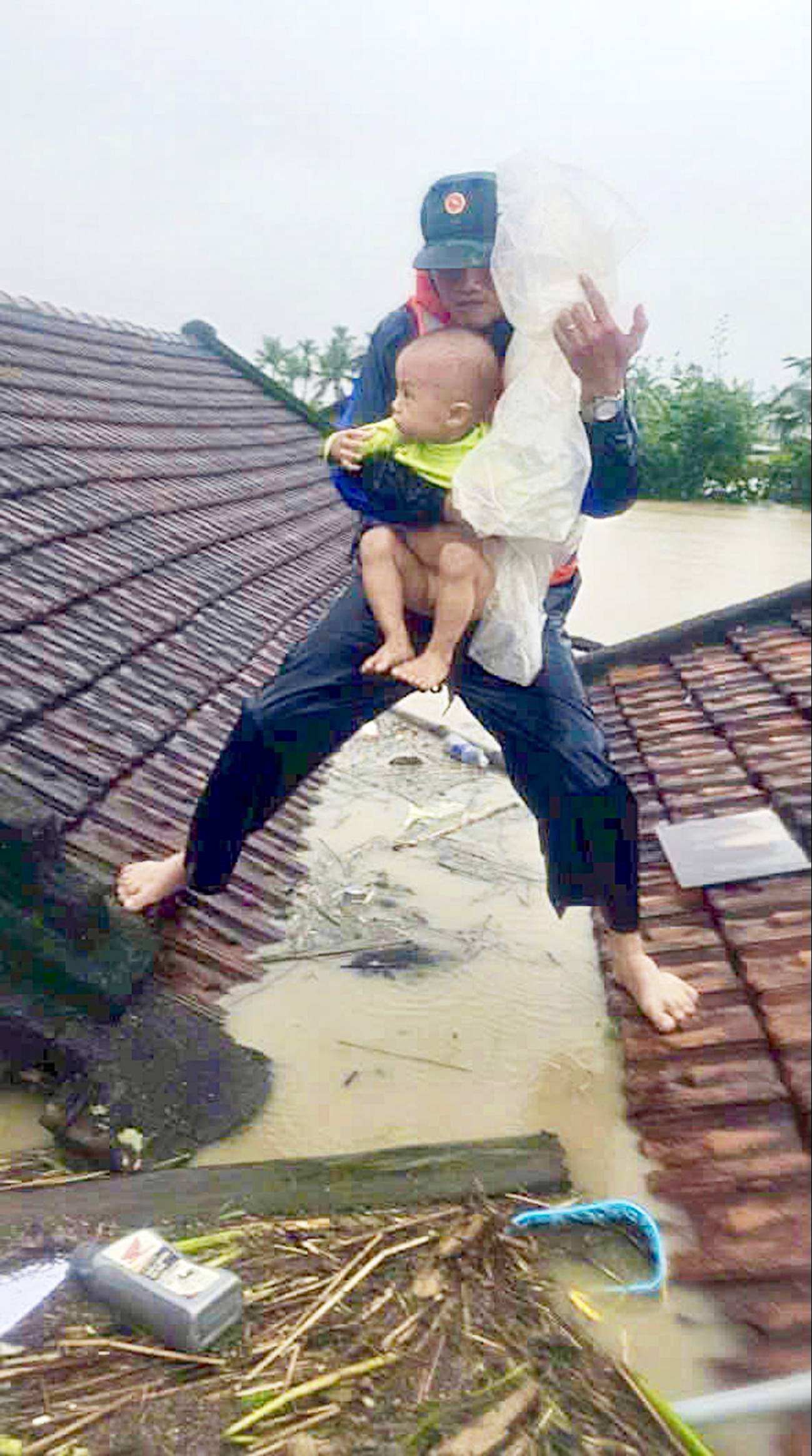 Bộ đội dựng lại mái ấm cho dân trước tết - Ảnh 4.