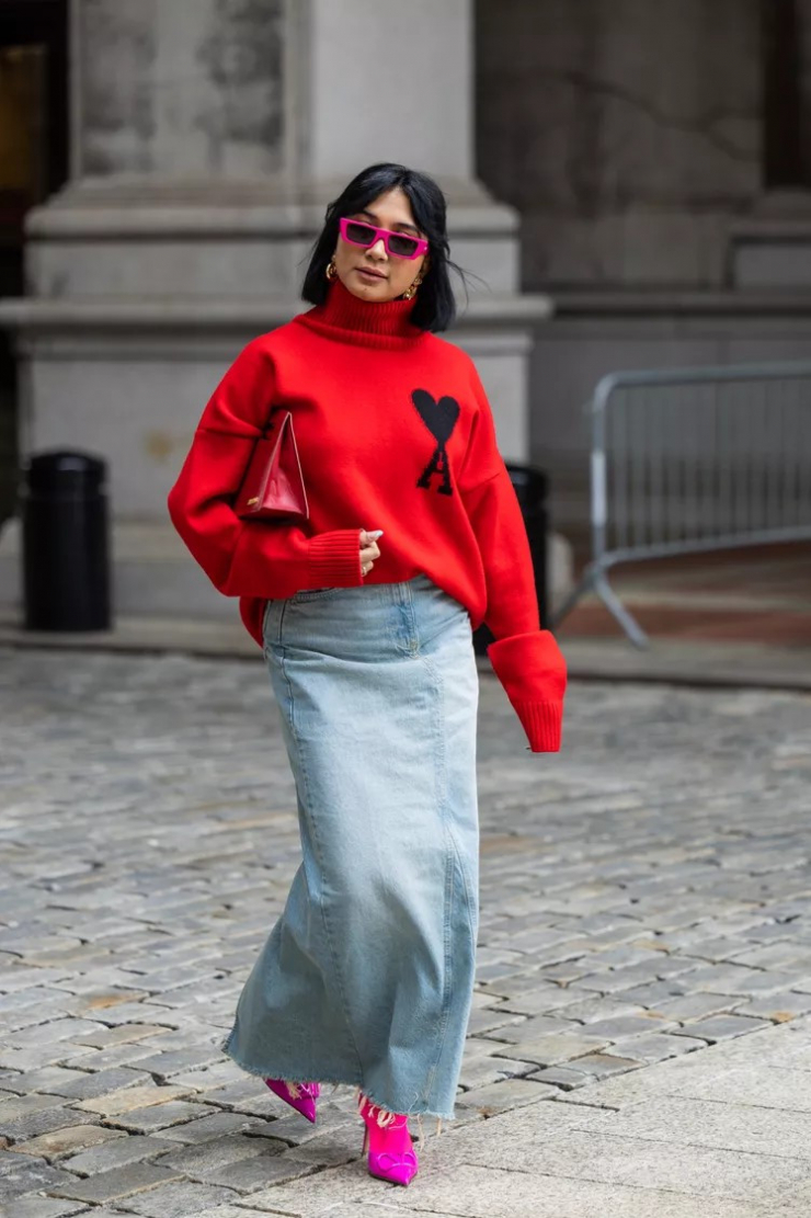 Nhưng để chọn ra chiếc áo phù hợp nhất và mang lại cảm giác thời trang nhất cho chiếc váy denim dài, thì nó phải là một chiếc áo thú vị. Ví dụ như màu sắc nổi bật hoặc có họa tiết ấn tượng.