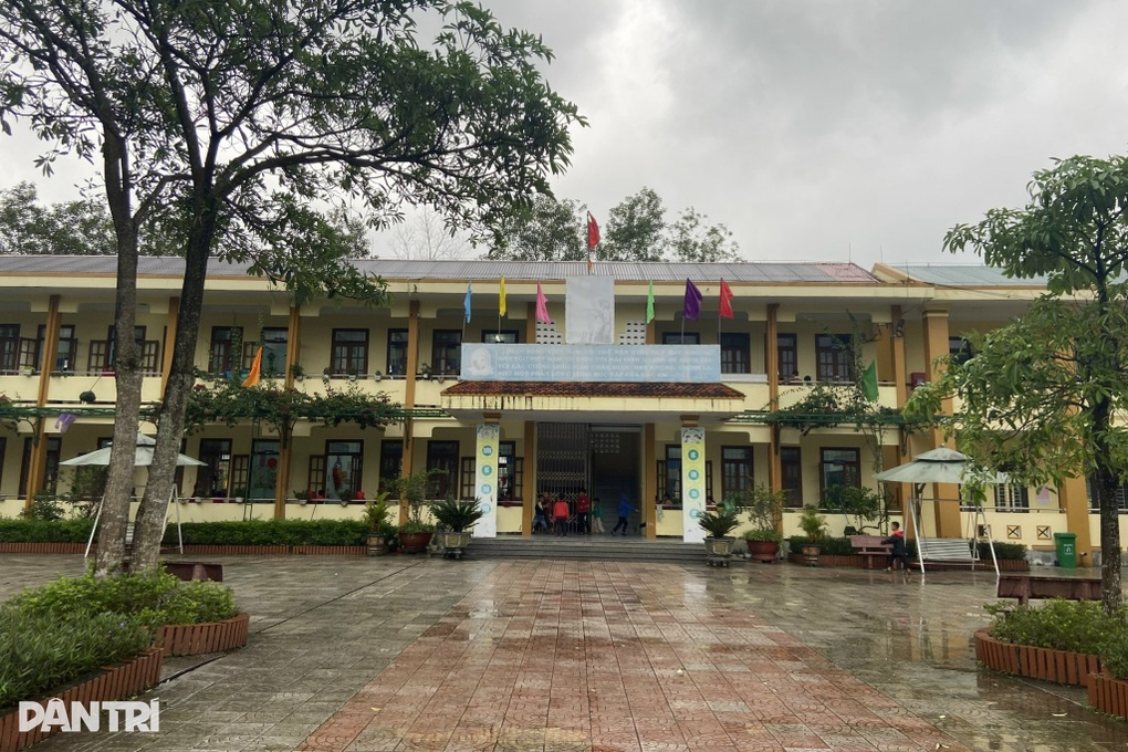 Học sinh đi học đầy đủ sau khi hiệu trưởng và phó hiệu trưởng bị cách chức - 2