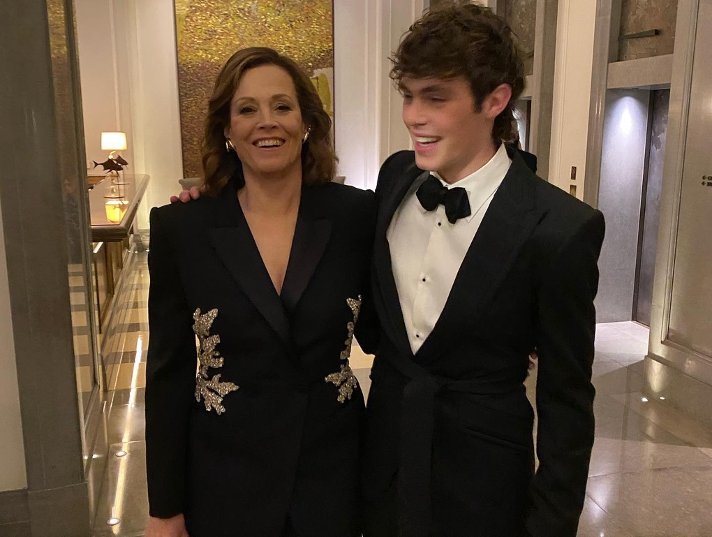 Nữ diễn viên 76 tuổi vào vai thiếu nữ, hôn bạn diễn kém 55 tuổi - 3