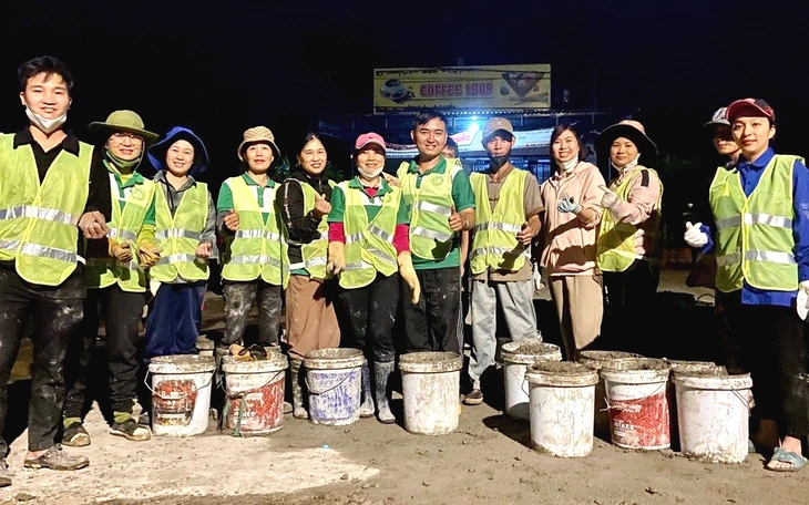 Những người trám "vết thương" lòng đường - Ảnh 4.