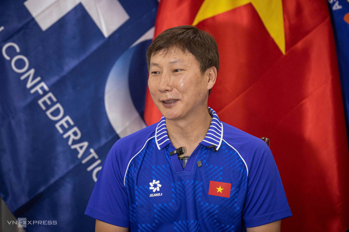 Ông Kim cười khi nói về việc gia đình nghĩ tivi hỏng lúc xem Việt Nam bị Thái Lan dẫn 0-2. Ảnh: Sơn Tùng