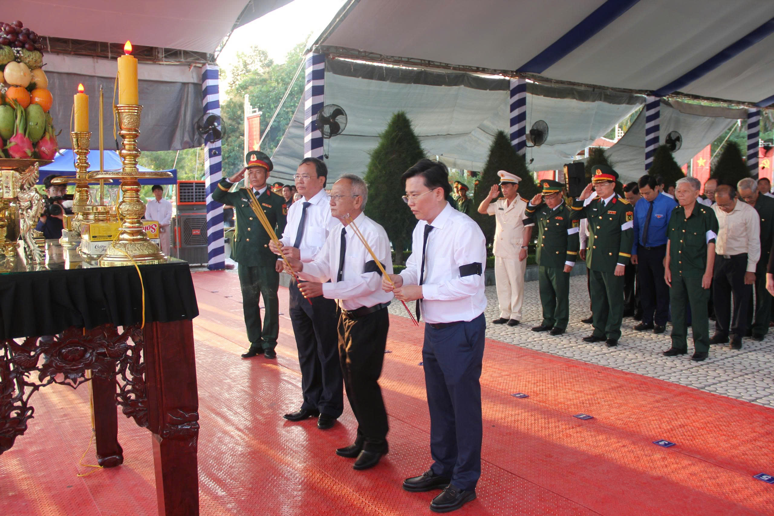 Tây Ninh tổ chức lễ truy điệu và an táng hài cốt liệt sĩ hy sinh tại Campuchia - Ảnh 2.