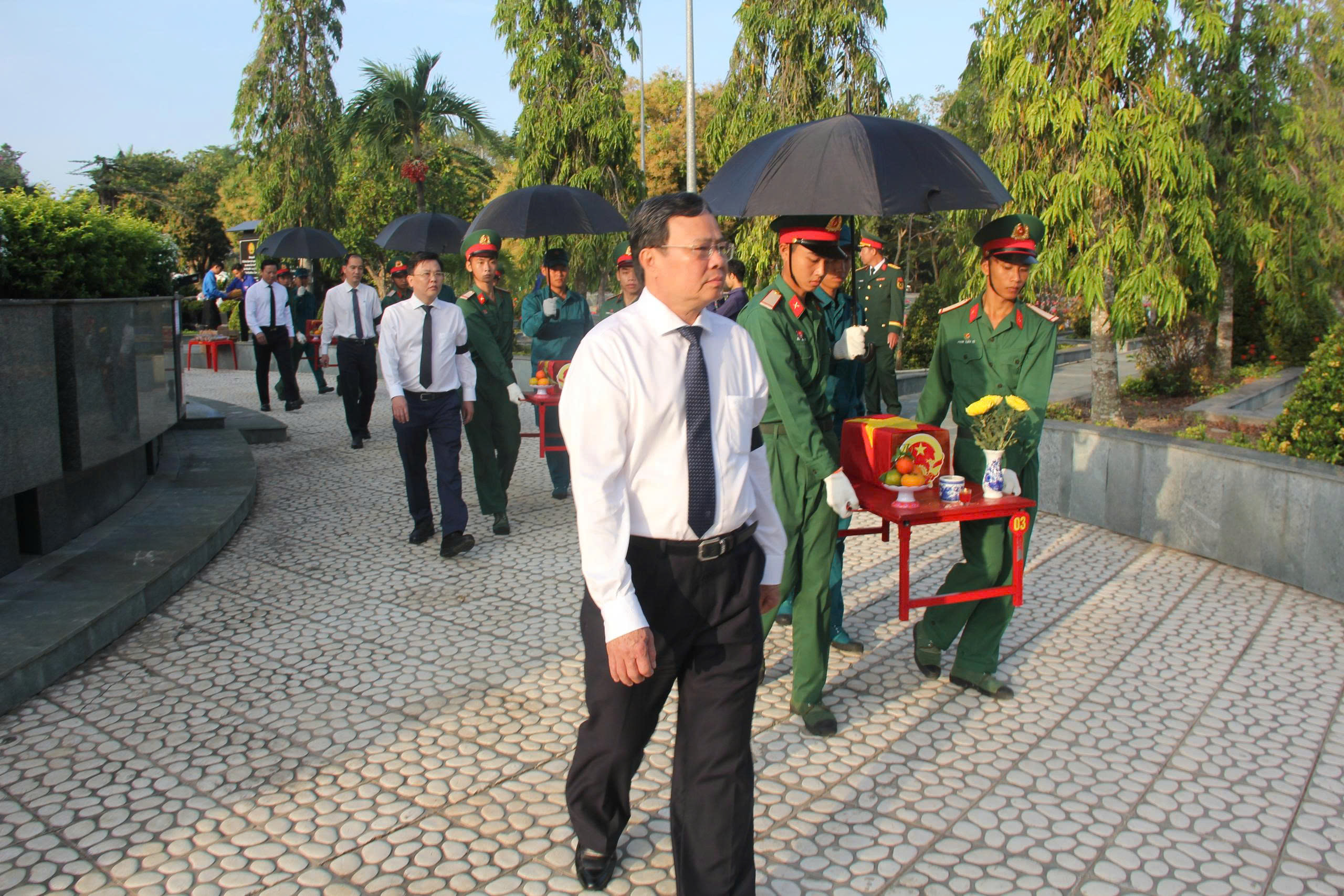 Tây Ninh tổ chức lễ truy điệu và an táng hài cốt liệt sĩ hy sinh tại Campuchia - Ảnh 4.