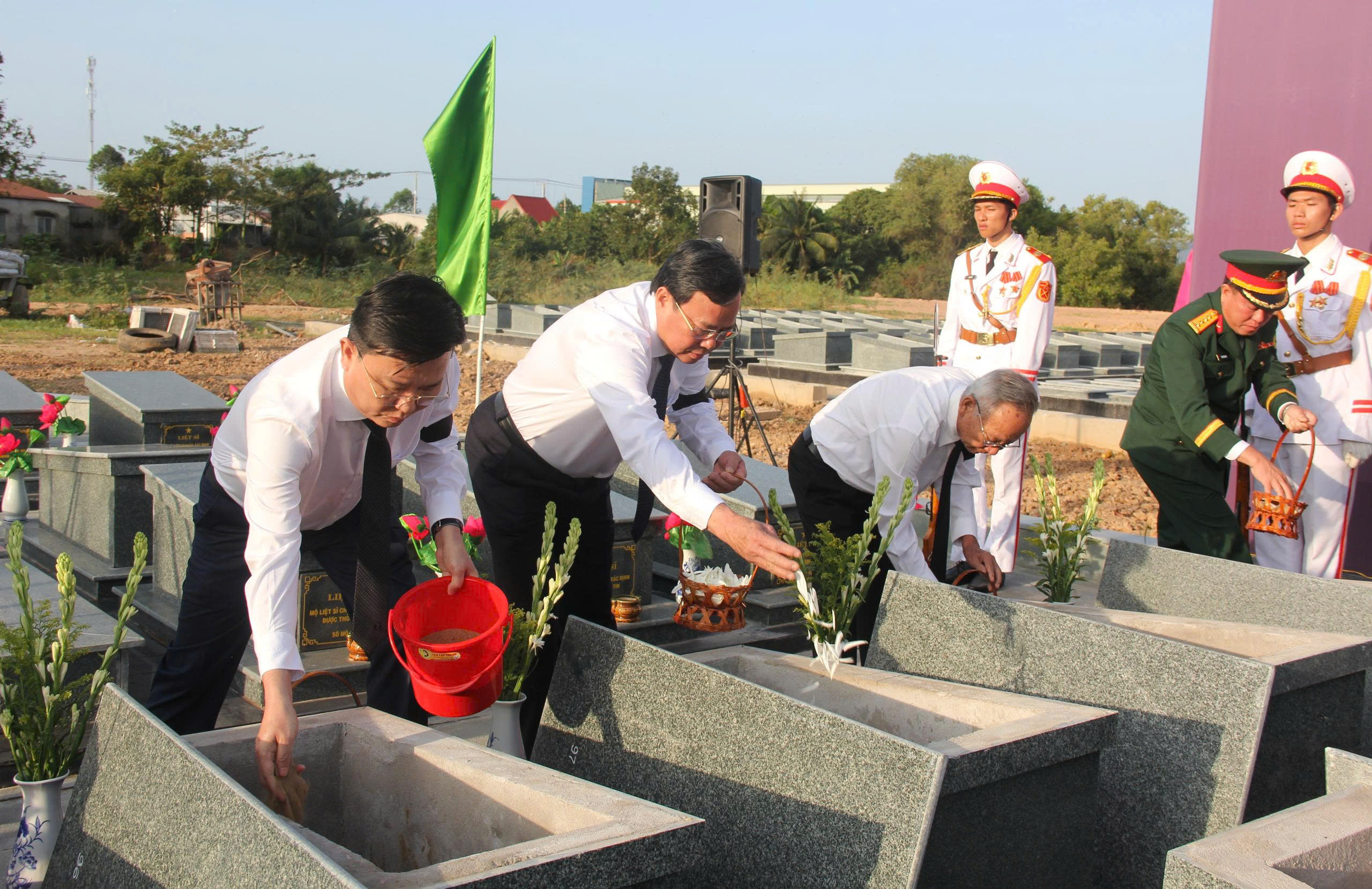 Tây Ninh tổ chức lễ truy điệu và an táng hài cốt liệt sĩ hy sinh tại Campuchia - Ảnh 6.