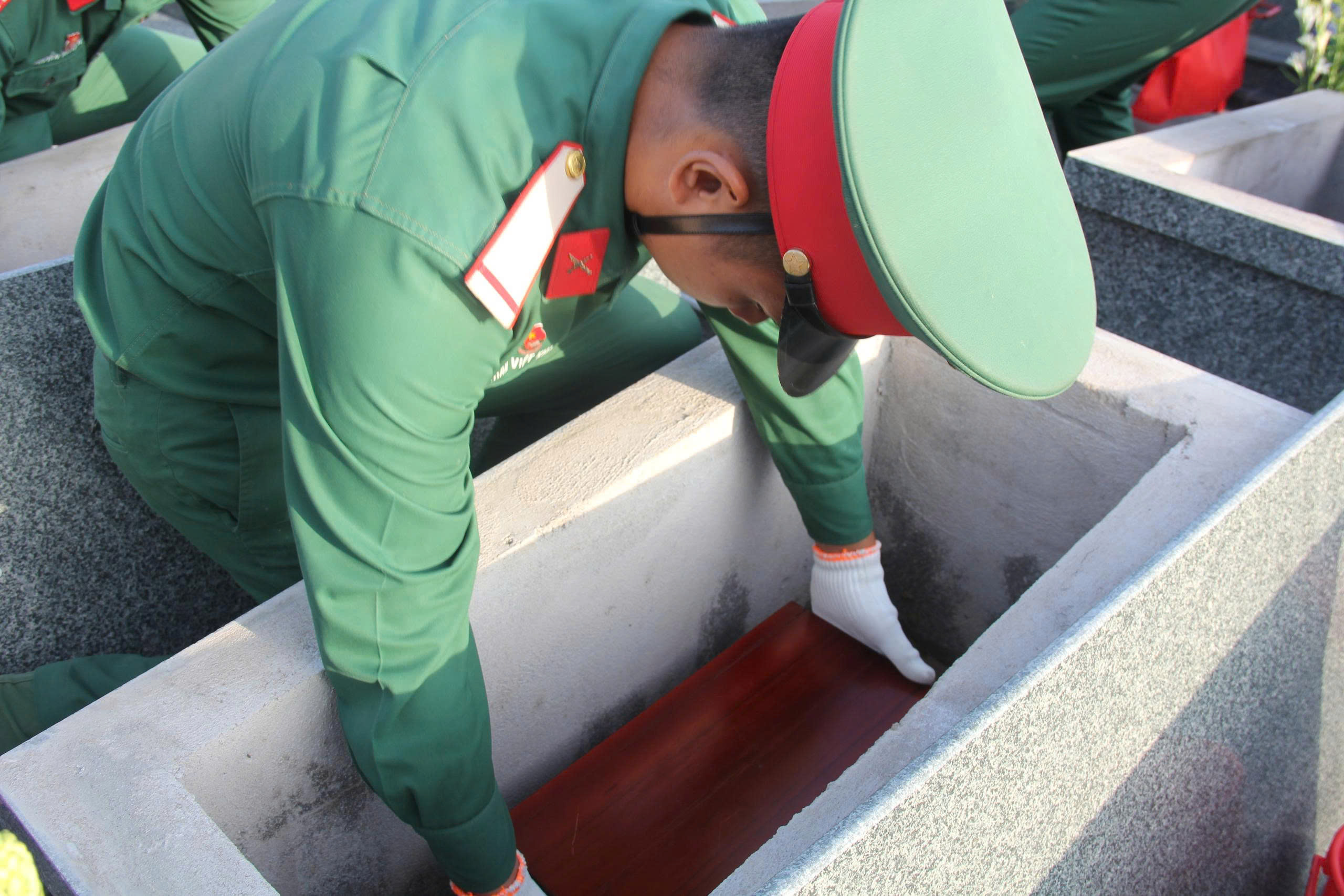 Tây Ninh tổ chức lễ truy điệu và an táng hài cốt liệt sĩ hy sinh tại Campuchia - Ảnh 7.