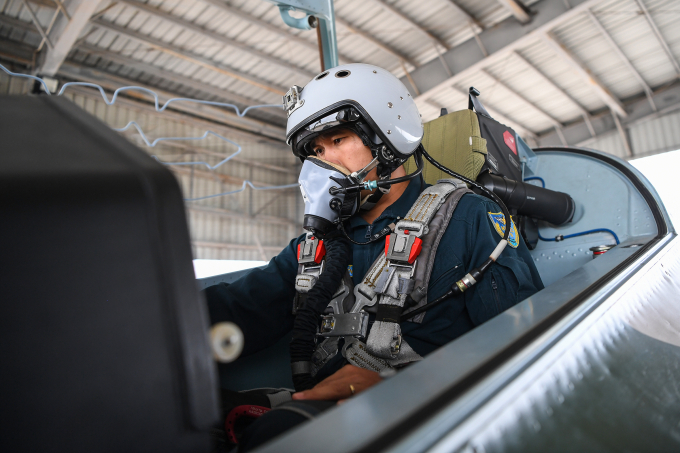 Một sĩ quan đang trong quá trình luyện phi công trên máy bay Yak 130. Ảnh: Giang Huy