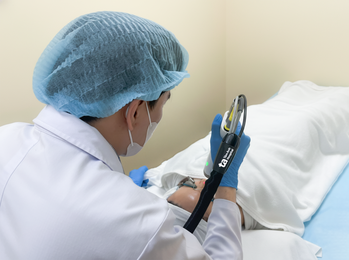Bác sĩ sử dụng laser 6D điều trị tình trạng giãn mao mạch cho chị Hà. Ảnh: Bệnh viện Đa khoa Tâm Anh