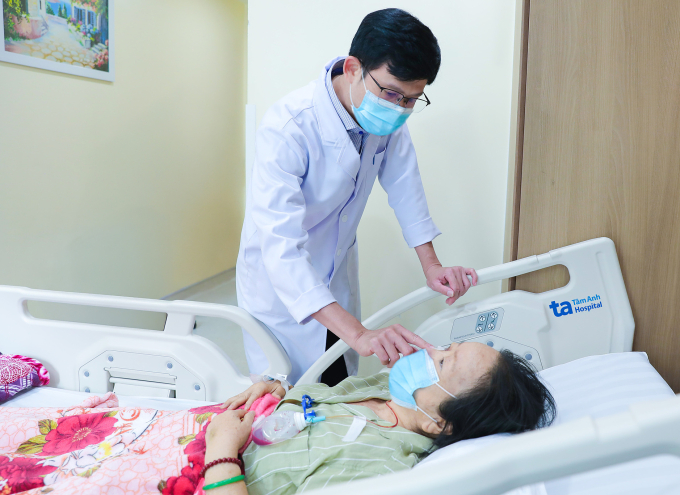 Bác sĩ Tấn kiểm tra bà Phụng trước khi xuất viện. Ảnh: Trung Vũ