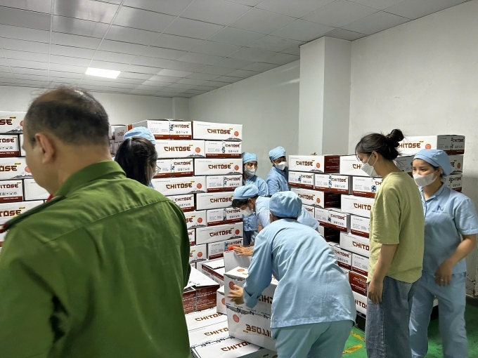 Công an khám xét kho hàng của Z Holding. Ảnh: Công an cung cấp