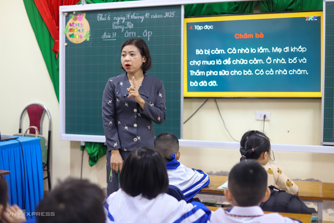 Giáo viên tại một trường Tiểu học ở xã Lam Thành đang giảng bài. Ảnh: Đức Hùng