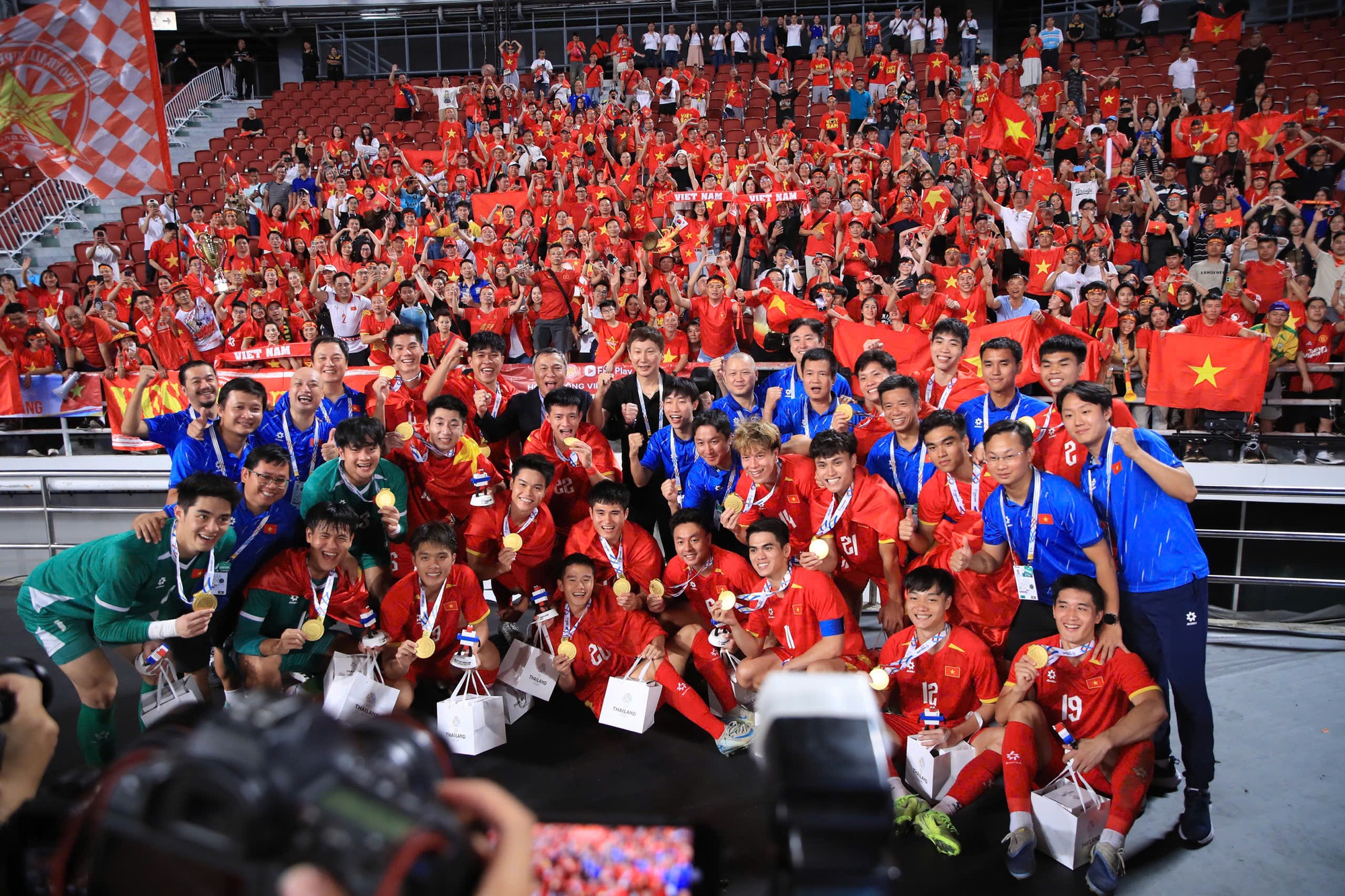 Phỏng vấn HLV Kim Sang-sik: Chuyện người vợ ở Hàn Quốc, 