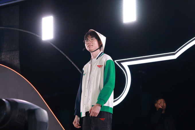 Faker đội nón lá khi giao lưu với người hâm mộ.