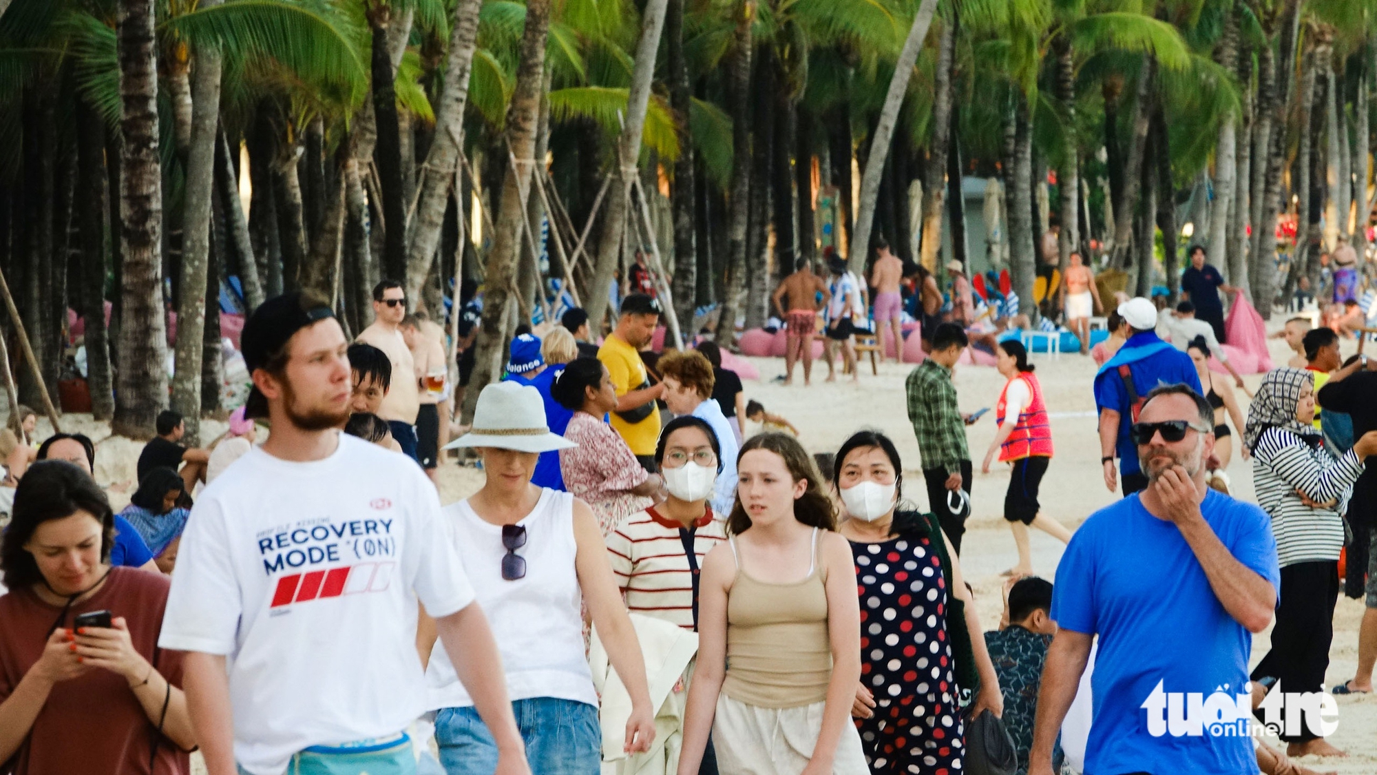 Bãi biển, Cầu Hôn và khu Grand World Phú Quốc đông nghẹt khách quốc tế - Ảnh 5.