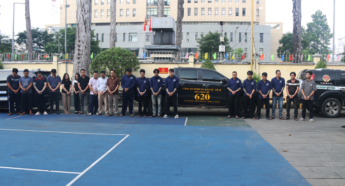 Những thành viên công ty thu hồi nợ bị bắt. Ảnh: Công an TP HCM