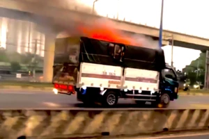 Tài xế lái xe tải đang cháy vào trụ sở PCCC nhờ hỗ trợ