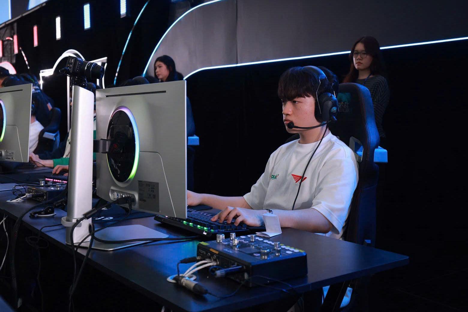 Khoảnh khắc T1 đấu All-Star Việt Nam và chiếc màn hình mà mọi game thủ đều để ý- Ảnh 2. Khoảnh khắc T1 đấu All-Star Việt Nam và chiếc màn hình mà mọi game thủ đều để ý- Ảnh 2.