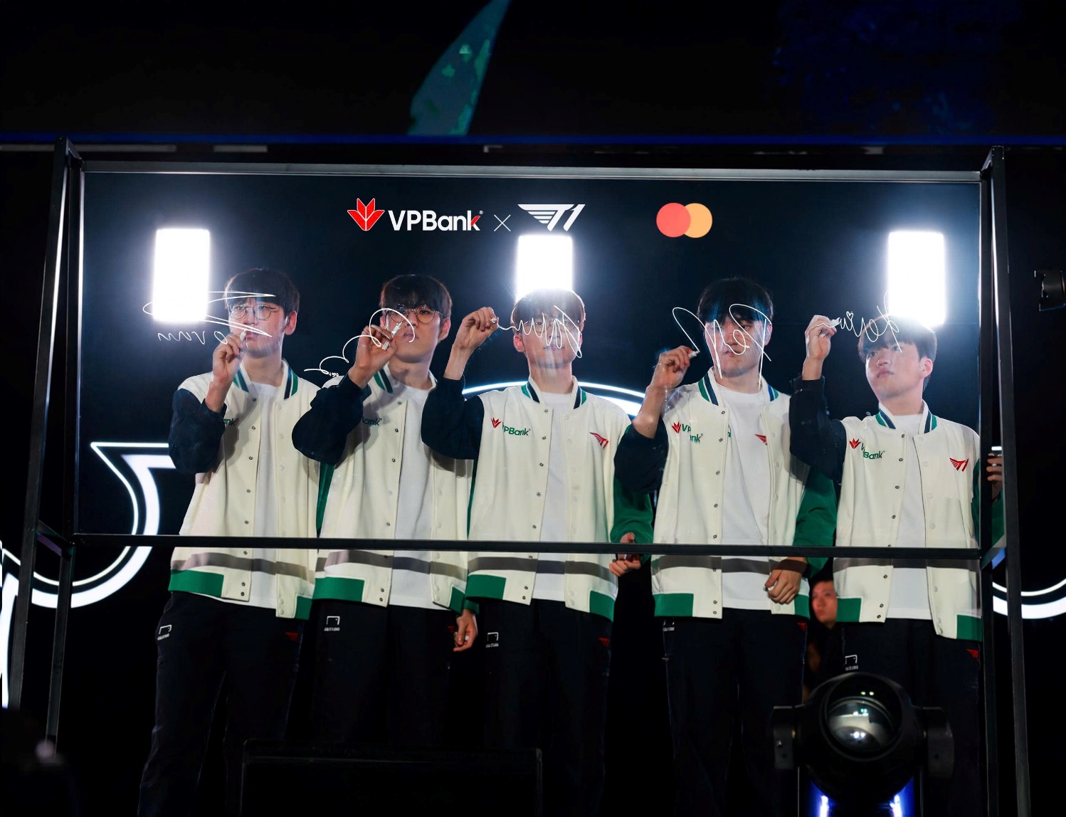 Game thủ Việt phấn khích: VPBank giới thiệu thẻ đặc quyền mang chữ ký của đội tuyển huyền thoại T1- Ảnh 2.
