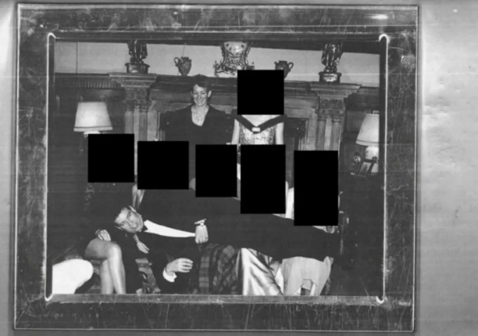 Ảnh Hoàng tử Andrew nằm trên đùi những người phụ nữ. Ảnh: BBC