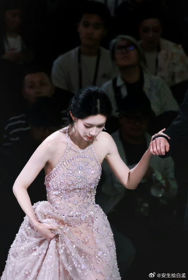 1766412146 634 Manh Tu Nghia nga nhao duoc 70 trieu nguoi cau