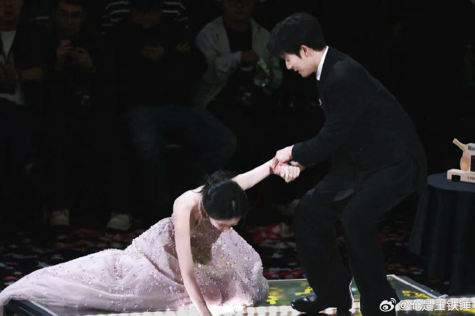 1766412147 587 Manh Tu Nghia nga nhao duoc 70 trieu nguoi cau