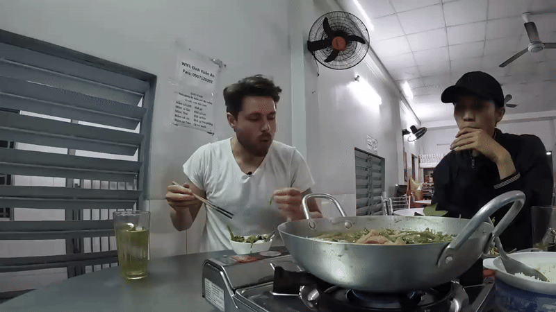 Khách Tây tò mò thử đặc sản nức tiếng miền Tây, nhận xét: 