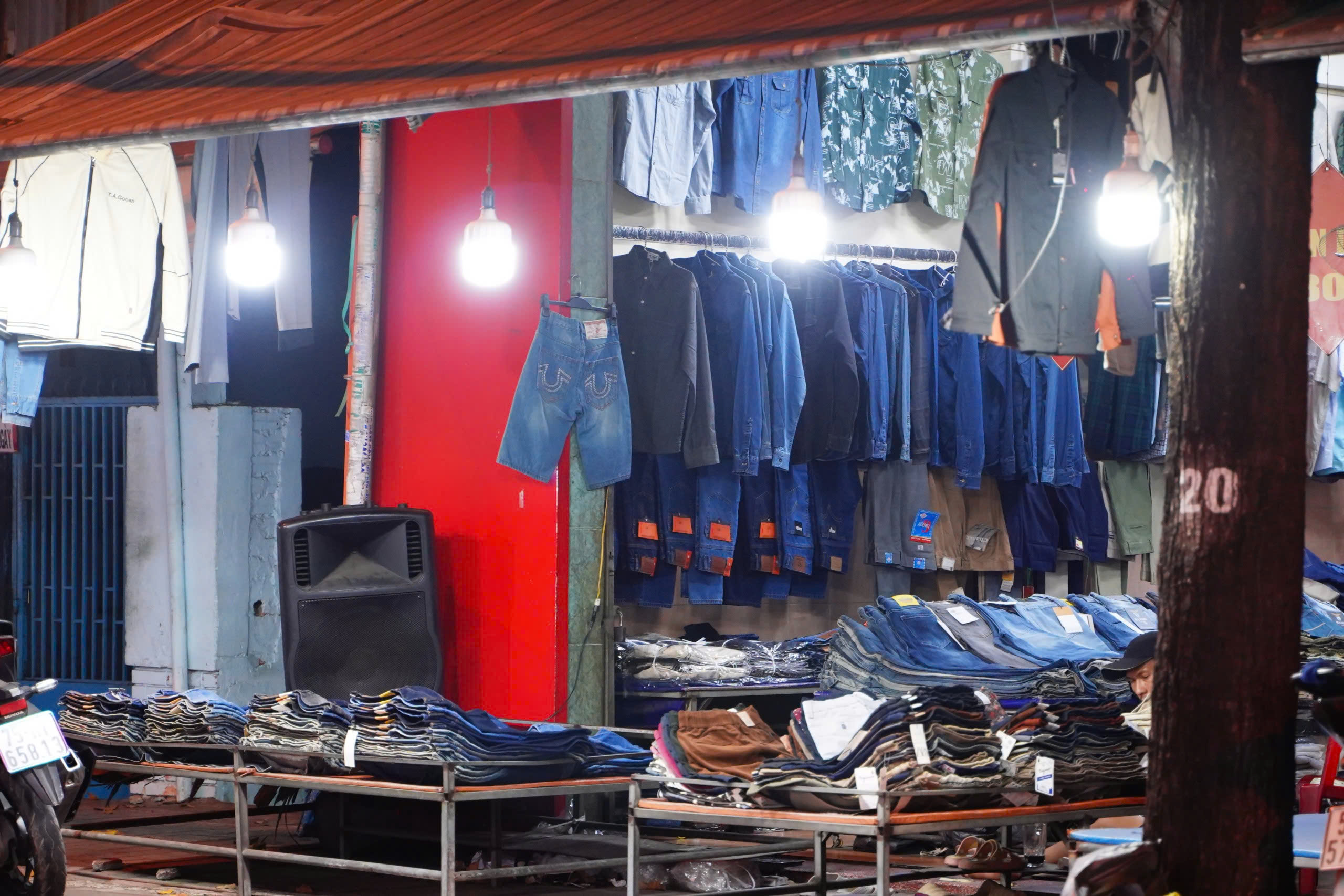 Thấy người ta có loa rao hàng nên cũng mở loa cho dễ bán, dân xung quanh lãnh đủ - Ảnh 2.