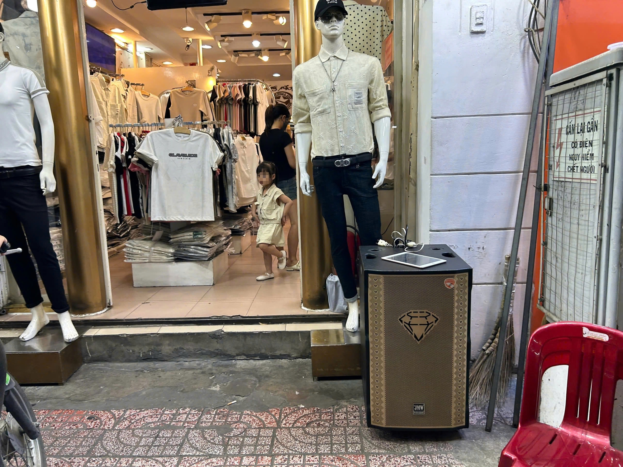 Thấy người ta có loa rao hàng nên cũng mở loa cho dễ bán, dân xung quanh lãnh đủ - Ảnh 6.