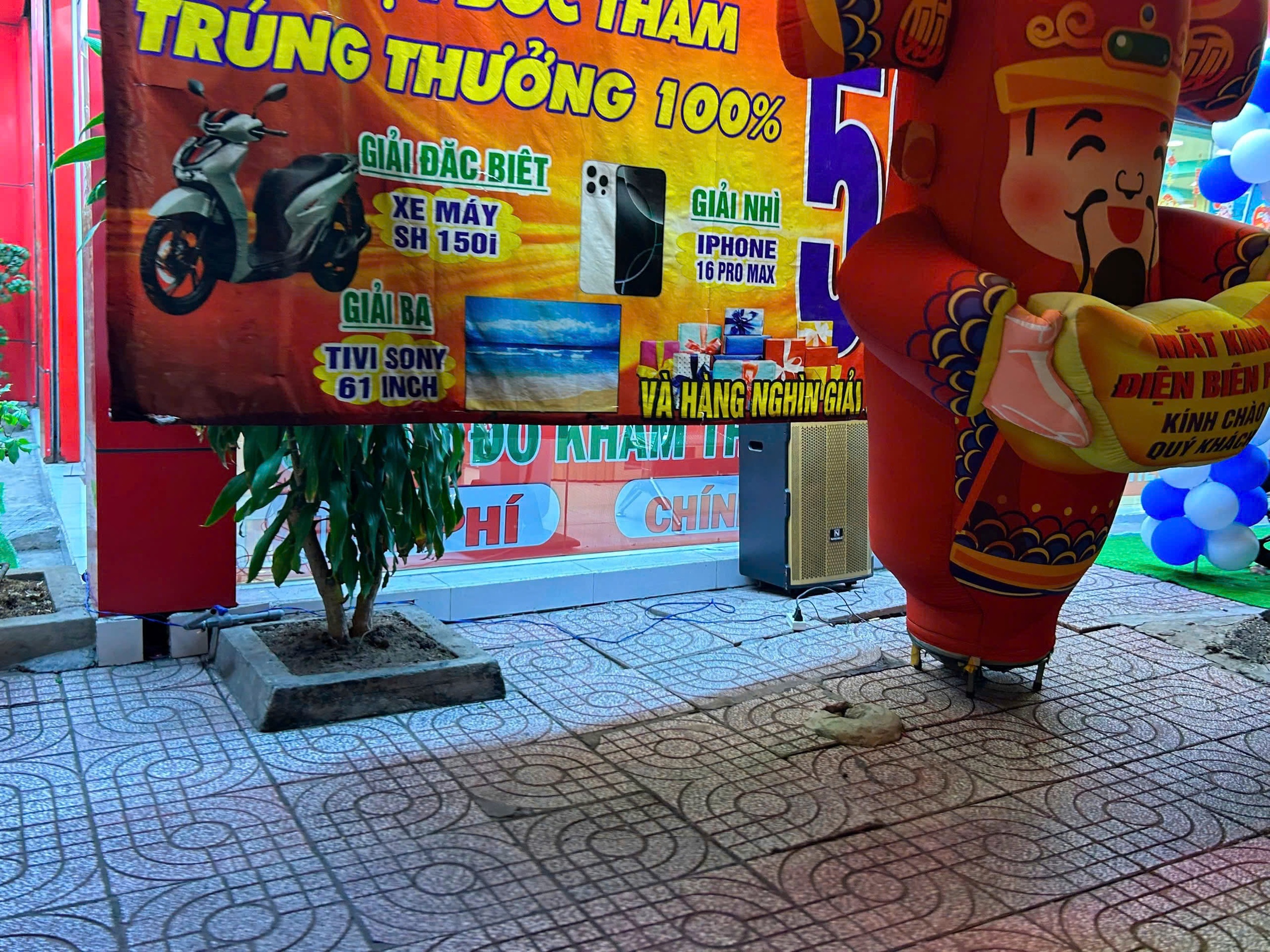 Thấy người ta có loa rao hàng nên cũng mở loa cho dễ bán, dân xung quanh lãnh đủ - Ảnh 7.