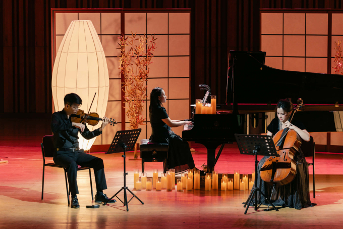 Từ trái qua: Nghệ sĩ violin Ngọc Huy, piano Thái Hà, cello Hà Miên trong phần tam tấu Rain và The Last Emperor. Ảnh: Ban tổ chức cung cấp