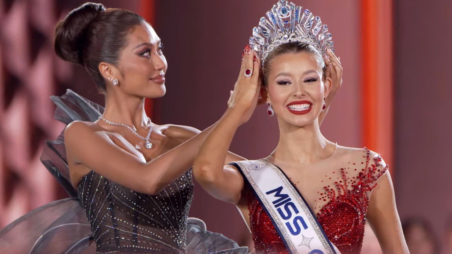 Khoảnh khắc đăng quang Miss Cosmo của Yolina Lindquist