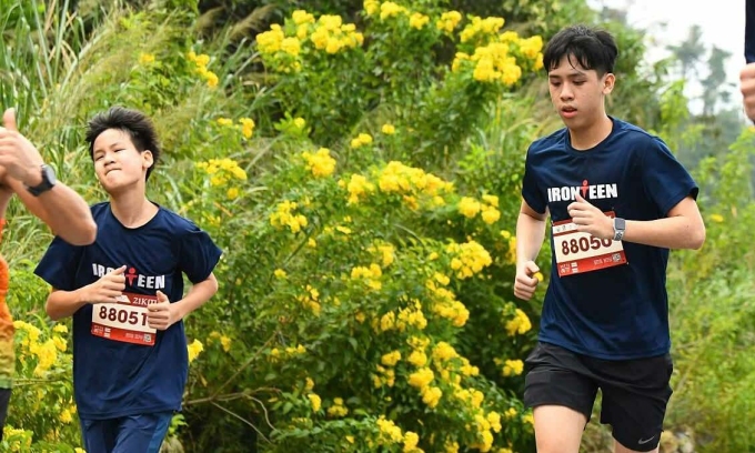 Nghĩa (phải) trong một giải chạy. Ảnh: Gia đình cung cấp