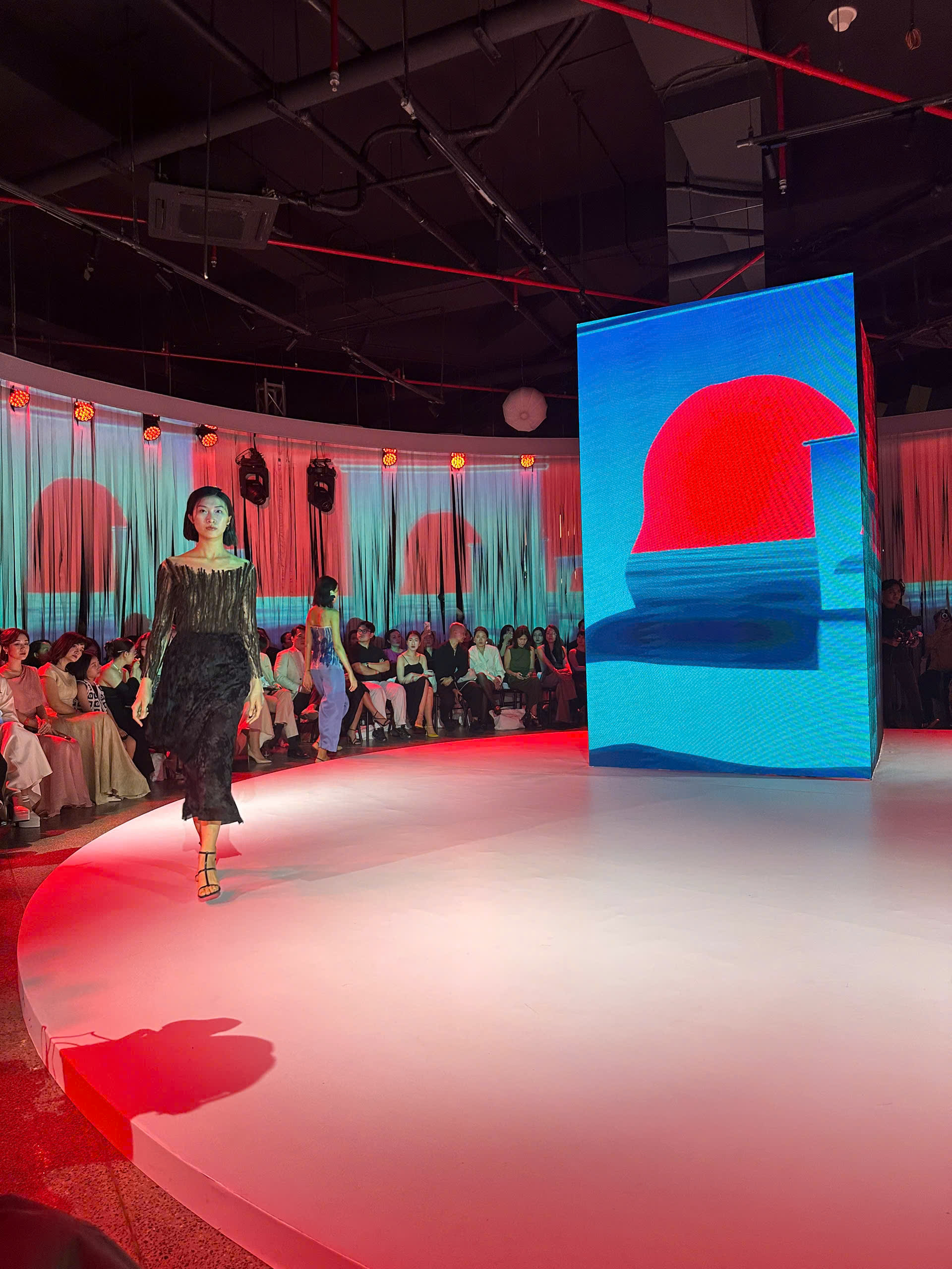 Khi thời trang, nghệ thuật thị giác và trình diễn cùng chuyển động- Ảnh 3.