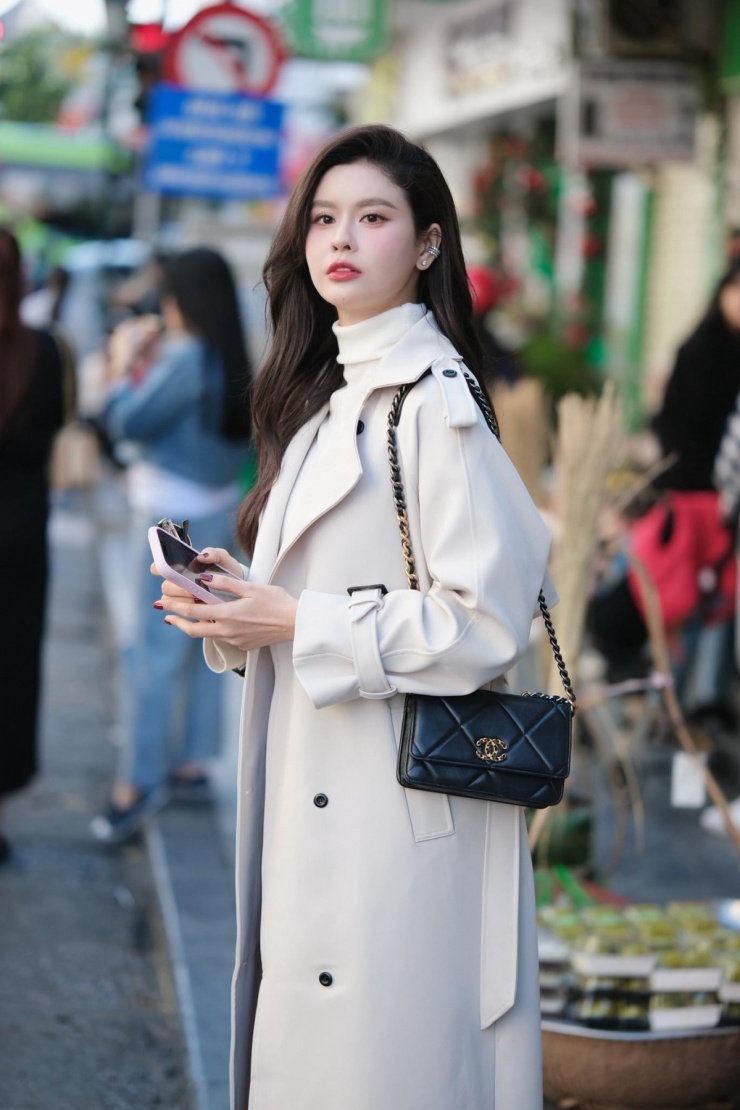 Sao Việt khoe street style khi đu trend chụp hình 'trạm tỷ' - 2