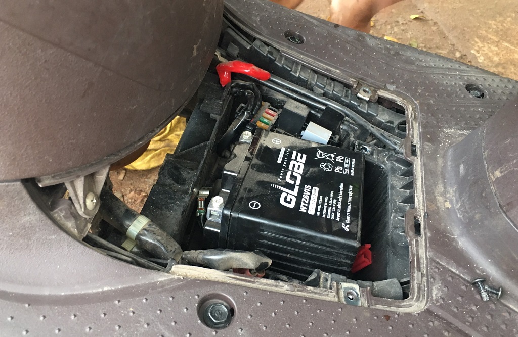 Xe máy 'trùm mền' lâu ngày: Có cần tháo bình ắc-quy để bảo vệ xe? - Ảnh 2.