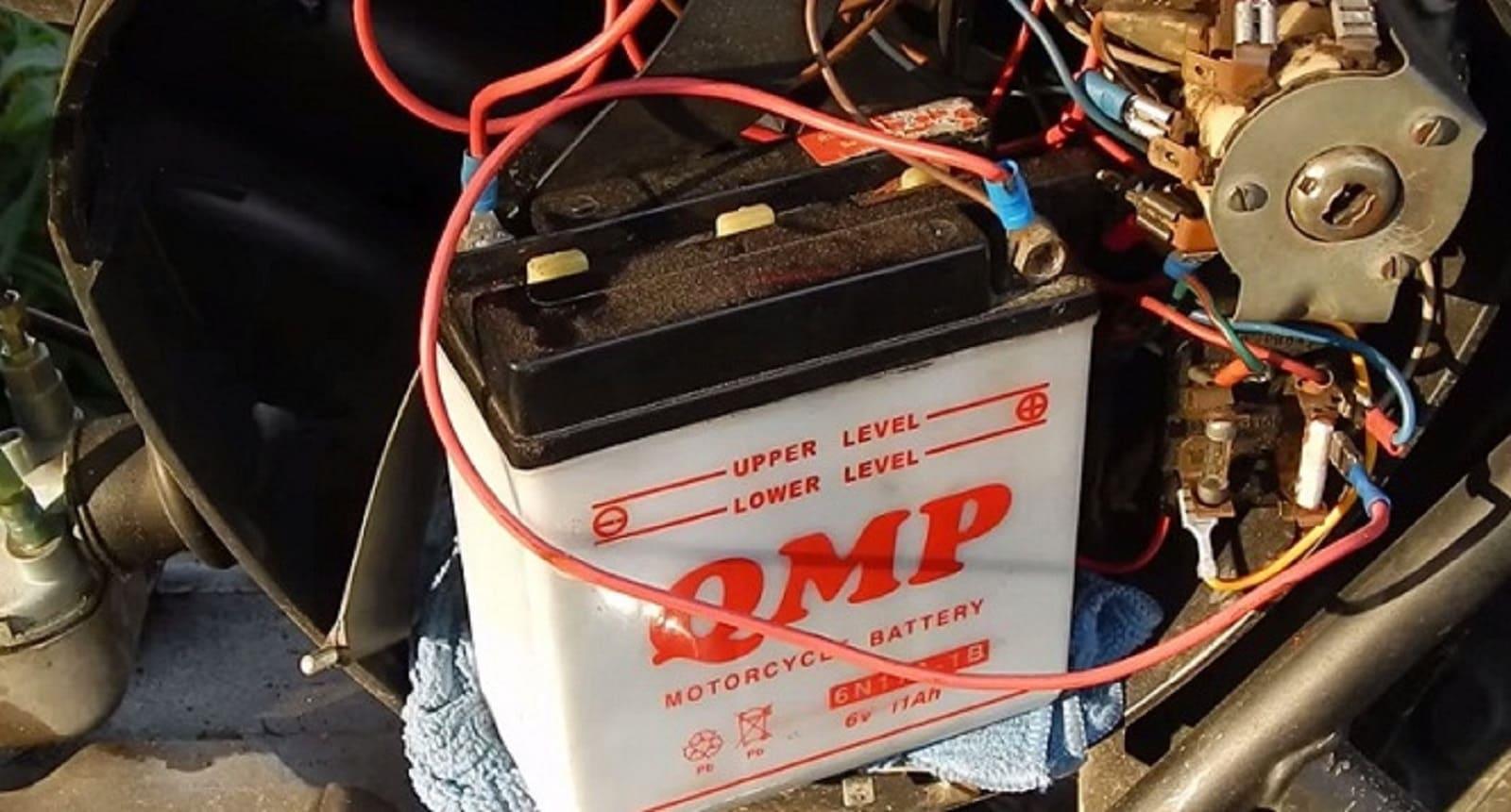 Xe máy 'trùm mền' lâu ngày: Có cần tháo bình ắc-quy để bảo vệ xe? - Ảnh 3.