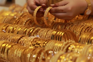 Vàng miếng SJC chật vật leo dốc, bạc bất ngờ lập đỉnh lịch sử