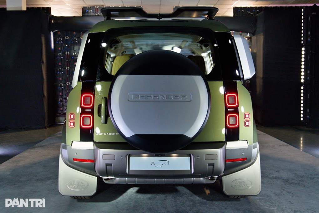 SUV ăn chơi Defender 2026 có thể lội nước sâu 1 mét, giá từ 5,1 tỷ đồng - 2