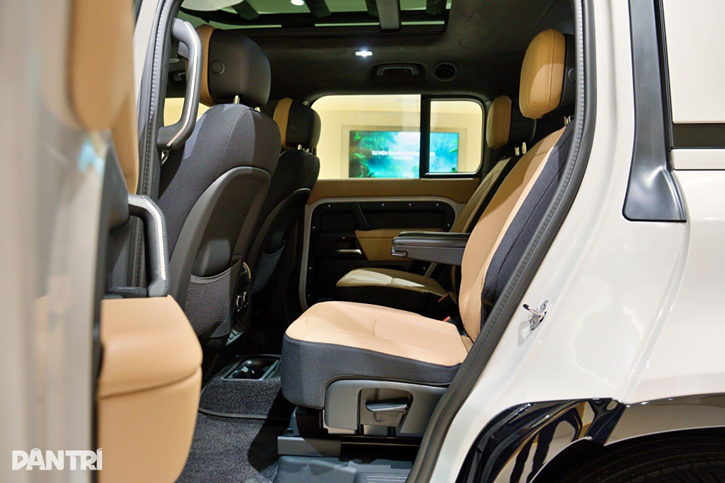 SUV ăn chơi Defender 2026 có thể lội nước sâu 1 mét, giá từ 5,1 tỷ đồng - 4