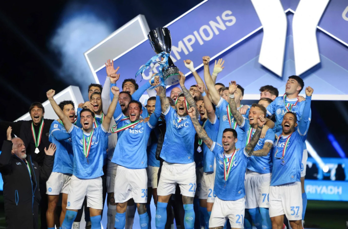 Napoli mừng danh hiệu Siêu Cup Italy. Ảnh: AFP