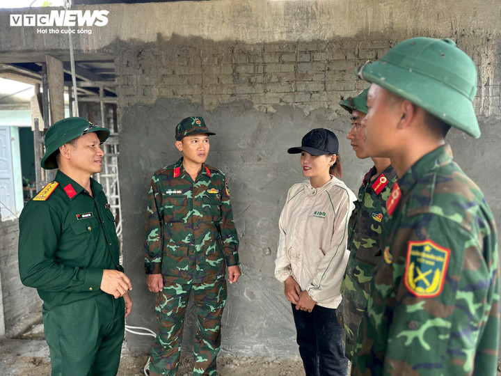 Gặp người lính bế em bé trên mái nhà giữa lũ dữ ở Đắk Lắk- Ảnh 2.