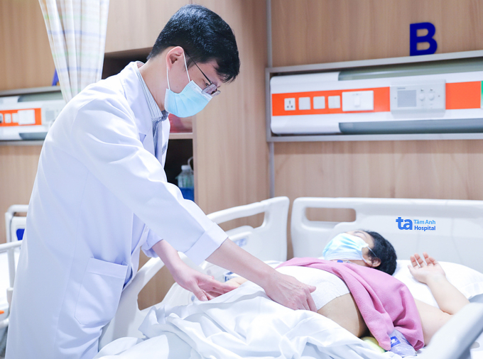 Bác sĩ Tấn khám cho bệnh nhân Sokha. Ảnh: Bệnh viện Đa khoa Tâm Anh
