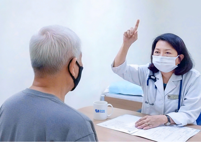 Bác sĩ đánh giá tình trạng sức khỏe cho ông Long trong ngày tái khám. Ảnh: Bệnh viện Đa khoa Tâm Anh